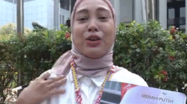 Seorang warga bernama Ayu mendapatkan tandatangan Prabowo yang dibubuhkan di buku Prabowo berjudul Merah Putih. (Dok. Tangkapan Layar)