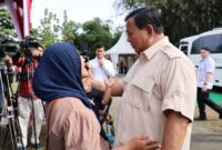 Presiden RI Prabowo Subianto Bercengkrama dengan Warga saat melakukan pencoblosan untuk Pilkada 2024 di Bojong Koneng. (Dok. Tim Media Prabowo)