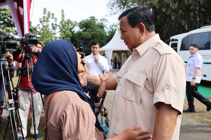Presiden RI Prabowo Subianto Bercengkrama dengan Warga saat melakukan pencoblosan untuk Pilkada 2024 di Bojong Koneng. (Dok. Tim Media Prabowo)